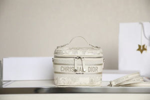 Dior travel